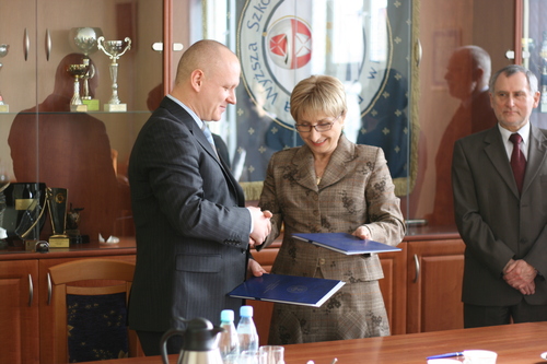 Elbląg, Jacek Garbol, prezes Zarządu Spółki oraz Halina Piekarek-Jankowska, rektor PWSZ. Elbląg, Jacek Garbol, prezes Zarządu Spółki oraz Halina Piekarek-Jankowska, rektor PWSZ.