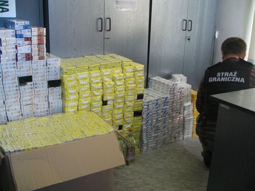 Elbląg, Kobieta przewoziła w nissanie blisko 4 tys. paczek papierosów pochodzących z przemytu Elbląg, Kobieta przewoziła w nissanie blisko 4 tys. paczek papierosów pochodzących z przemytu