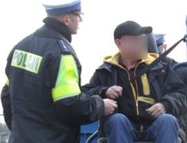 Elbląg, Policjanci przypominali podróżującym o obowiązku zapinania pasów bezpieczeństwa Elbląg, Policjanci przypominali podróżującym o obowiązku zapinania pasów bezpieczeństwa