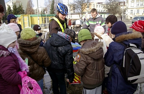 Elbląg, Uczniowie Szkoły Podstawowej nr 15 otrzymują odblaski od Maćka