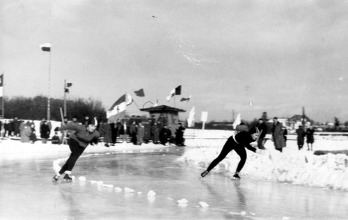 Elbląg, Drużynowe Mistrzostwa Polski w jeździe szybkiej, basen miejski w Elblągu, 20 lutego 1955 r. Startują Helena Pilejczyk (z lewej) i Hanna Skrzetuska (ze zbiorów MAH).