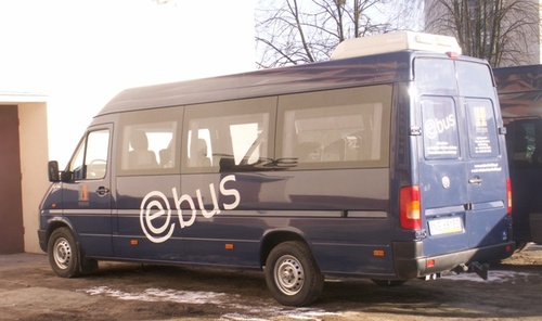 Elbląg, E-bus, który wyposażony jest w stanowiska komputerowe z dostępem do Internetu to mobilny punkt szkoleniowy