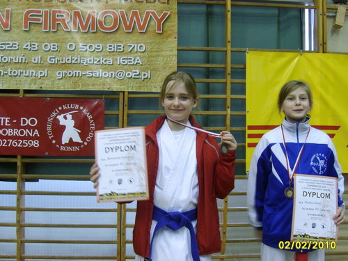 Elbląg, Katarzyna Zamojcin prezentuje medal na podium w Toruniu.