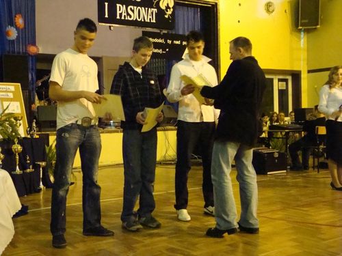 Elbląg, Tomasz Gadaj, laureat nagrody prezydenta Elbląga, honoruje najlepszych sportowców Gimnazjum nr 5 Elbląg, Tomasz Gadaj, laureat nagrody prezydenta Elbląga, honoruje najlepszych sportowców Gimnazjum nr 5