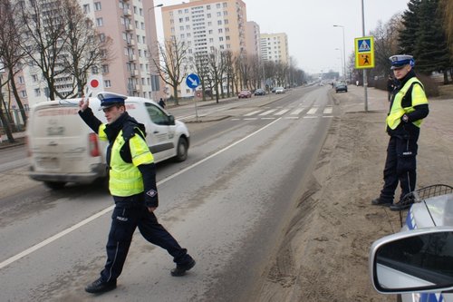 Elbląg, Policyjny patrol strzegł dzis bezpieczeństwa m.in. w okolicy SP nr 12