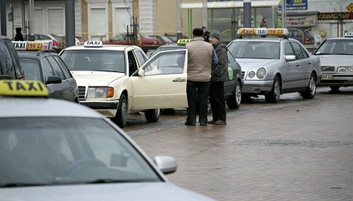 Elbląg, Przy głównych ciągach dróg na terenie Elbląga zostało wyznaczonych kilka dodatkowych miejsc postojowych dla taksówek