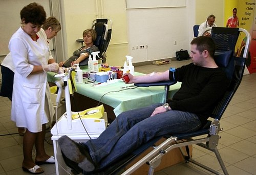 Elbląg, To nic strasznego. Ukłucie, mimo, że igła wygląda na dużą, jest prawie bezbolesne - zapewniali młodzi krwiodawcy Elbląg, To nic strasznego. Ukłucie, mimo, że igła wygląda na dużą, jest prawie bezbolesne - zapewniali młodzi krwiodawcy