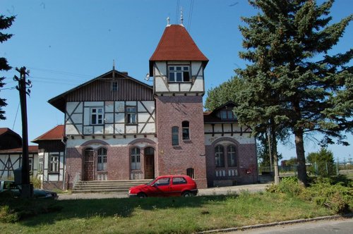 Elbląg, Budynek dworca w Tolkmicku. Tu miałaby powstać Izba Pamięci kolei nadzalewowej, jak i całej Ziemi Tolkmickiej, a także punkt informacji turystycznej i biuro promocji miasta