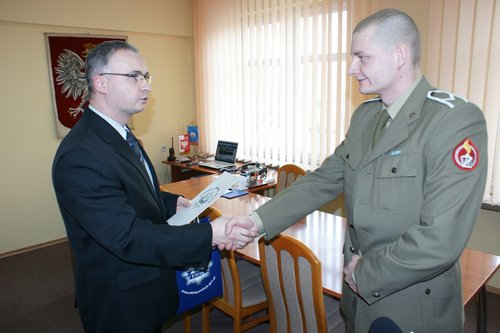 Elbląg, Komendant pogratulował sierż. Bartoszowi Tuzikowi bohaterskiej postawy