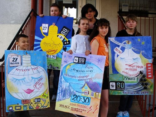 Elbląg, Uczniowie „dwunastki” i ich opiekun Maria Pańkowska prezentują plakaty przygotowane na plastyczny konkurs ogólnopolski „Godzina dla Ziemi” Elbląg, Uczniowie „dwunastki” i ich opiekun Maria Pańkowska prezentują plakaty przygotowane na plastyczny konkurs ogólnopolski „Godzina dla Ziemi”