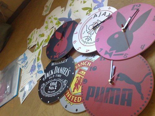 Elbląg, Paweł S. sprzedawał na aukcjach internetowych m.in. "podrobione" zegary ścienne Elbląg, Paweł S. sprzedawał na aukcjach internetowych m.in. "podrobione" zegary ścienne