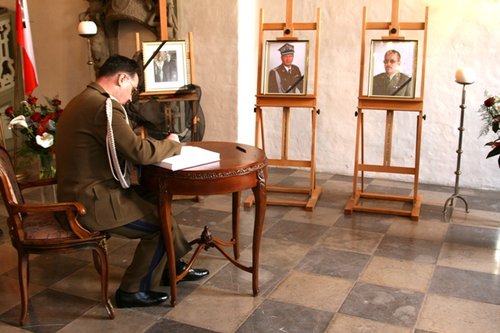 Elbląg, Gen. dyw. Bogusław Samol w imieniu własnym i Dowództwa 16 PDZ dokonał wpisu w Księdze Kondolencyjnej Elbląg, Gen. dyw. Bogusław Samol w imieniu własnym i Dowództwa 16 PDZ dokonał wpisu w Księdze Kondolencyjnej