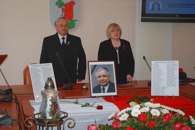 Elbląg, Podczas dzisiejszej, Nadzwyczajnej Sesji, gminni radni oddali hołd ofiarom katastrofy, do której doszło w sobotę pod Smoleńskiem Elbląg, Podczas dzisiejszej, Nadzwyczajnej Sesji, gminni radni oddali hołd ofiarom katastrofy, do której doszło w sobotę pod Smoleńskiem