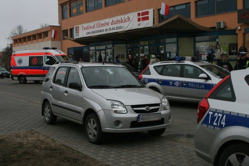 Elbląg, Według relacji kierowcy, dziewczynka wbiegła od strony Światowida za chłopcem, który zdążył przebiec przed maską suzuki Elbląg, Według relacji kierowcy, dziewczynka wbiegła od strony Światowida za chłopcem, który zdążył przebiec przed maską suzuki