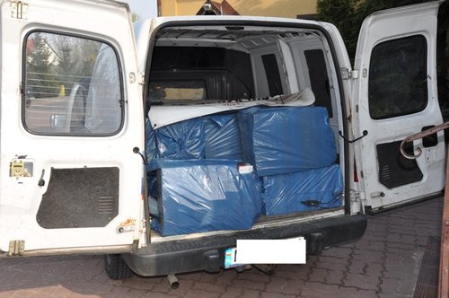 Elbląg, 9 tysięcy paczek papierosów bez polskich znaków akcyzy ujawnili policjanci oraz strażnicy graniczni w dostawczym oplu combo Elbląg, 9 tysięcy paczek papierosów bez polskich znaków akcyzy ujawnili policjanci oraz strażnicy graniczni w dostawczym oplu combo