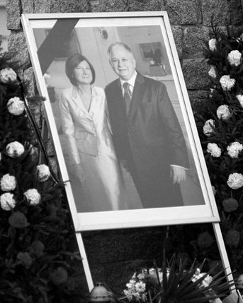 Elbląg, Dziś mija tydzień od katastrofy samolotu, w której zginęła między innymi prezydencka para - Lech i Maria Kaczyńscy Elbląg, Dziś mija tydzień od katastrofy samolotu, w której zginęła między innymi prezydencka para - Lech i Maria Kaczyńscy