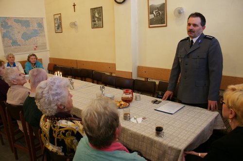 Elbląg, Seniorów ostrzegał nadkomisarz Artur Kłapouchy z Wydziału Prewencji Kryminalnej elbląskiej komendy Elbląg, Seniorów ostrzegał nadkomisarz Artur Kłapouchy z Wydziału Prewencji Kryminalnej elbląskiej komendy