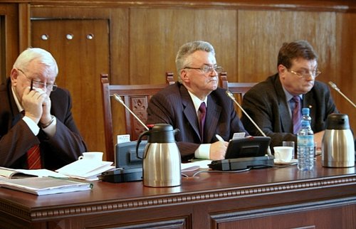 Elbląg, Radni udzielili prezydentowi Elbląga (w środku) absolutorium za wykonanie budżetu miasta za 2009 rok Elbląg, Radni udzielili prezydentowi Elbląga (w środku) absolutorium za wykonanie budżetu miasta za 2009 rok
