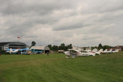 Elbląg, Dziś na lotnisku Aeroklubu Elbląskiego są dwa krzyżujące się, trawiaste pasy startowe