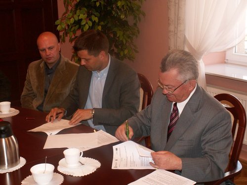 Elbląg, Umowę podpisali prezydent Elbląga Henryk Słonina i pełnomocnik SKANSKA S.A. Krzysztof Pietras Elbląg, Umowę podpisali prezydent Elbląga Henryk Słonina i pełnomocnik SKANSKA S.A. Krzysztof Pietras