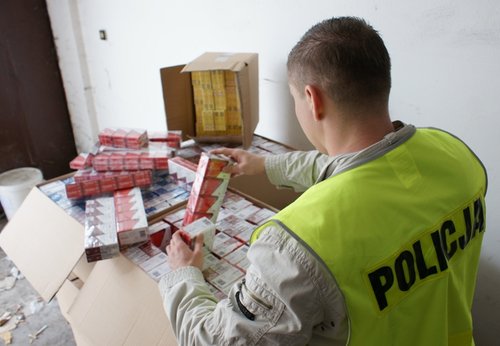 Elbląg, 28-latek przewoził w fordzie ponad 6 tys. paczek papierosów bez polskich znaków akcyzy