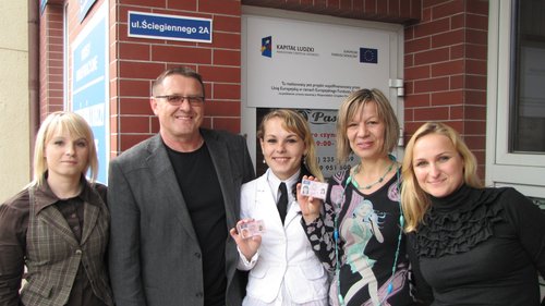 Na zdjęciu znajduje się zespół projektowy: właściciel OSK - Jerzy Pasik, koordynator i asystent, a także dwie uczestniczki projektu.
