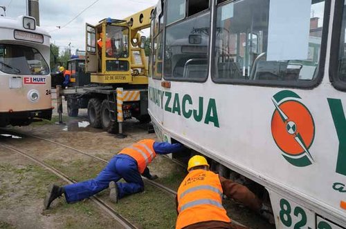 Elbląg, Po zderzeniu tramwaje wykoleiły się i trzeba je było ponownie ustawić na torach Elbląg, Po zderzeniu tramwaje wykoleiły się i trzeba je było ponownie ustawić na torach