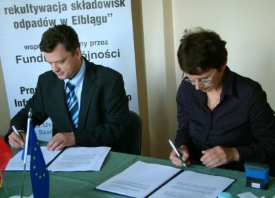 Elbląg, Grażyna Gaza z ZUO oraz Przemysław Marszałkowski z Hydrobudowy Gdańsk podpisują umowę. Elbląg, Grażyna Gaza z ZUO oraz Przemysław Marszałkowski z Hydrobudowy Gdańsk podpisują umowę.