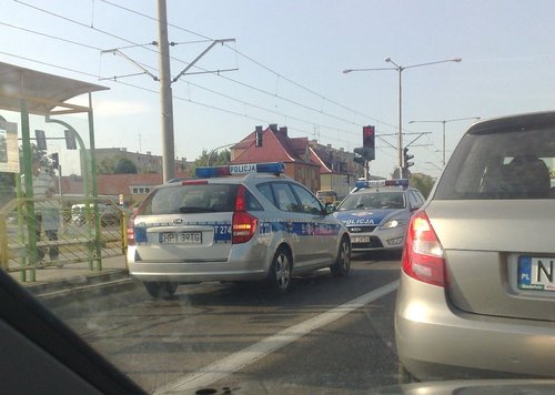 Elbląg, 64-latka wpadła pod samochód przechodząc przez ul. Płk. Dąbka na czerwonym świetle Elbląg, 64-latka wpadła pod samochód przechodząc przez ul. Płk. Dąbka na czerwonym świetle
