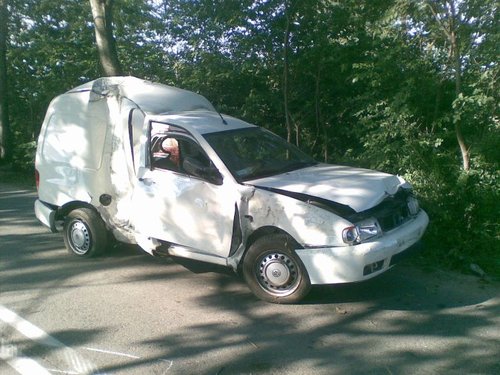 Elbląg, Dostawczy vw caddy uderzył w drzewo. Zginął pasażer, który podróżował w przestrzeni bagażowej Elbląg, Dostawczy vw caddy uderzył w drzewo. Zginął pasażer, który podróżował w przestrzeni bagażowej