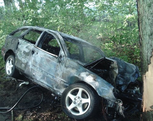 Elbląg, Pakosze. W wyniku uderzenia samochód zaczął się palić i doszczętnie spłonął Elbląg, Pakosze. W wyniku uderzenia samochód zaczął się palić i doszczętnie spłonął