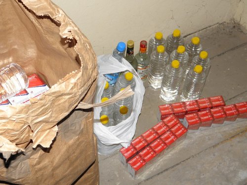 Elbląg, W mieszkaniu Janiny B. policjanci znaleźli papierosy pochodzące z przemytu i alkohol niewiadomego pochodzenia Elbląg, W mieszkaniu Janiny B. policjanci znaleźli papierosy pochodzące z przemytu i alkohol niewiadomego pochodzenia