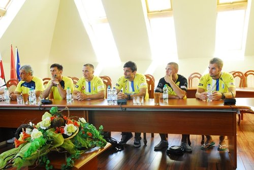 Elbląg, Od lewej trener Tomasz Arteniuk, drugi trener Tomasz Rogala i nowi zawodnicy: Krzysztof Trela, Irenusz Chrzanowski, Tomasz Kasprzik i Michał Pietroń (aut. Maciej Radzicz) Elbląg, Od lewej trener Tomasz Arteniuk, drugi trener Tomasz Rogala i nowi zawodnicy: Krzysztof Trela, Irenusz Chrzanowski, Tomasz Kasprzik i Michał Pietroń (aut. Maciej Radzicz)