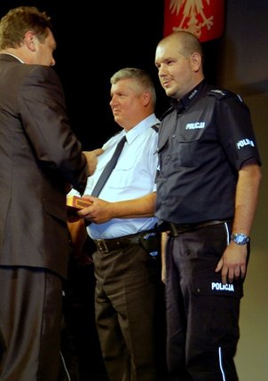 Elbląg, Zwycięscy dzielnicowi odbierają gratulacje - asp. Artur Horbatowicz, dalej asp. Marek Sławiński