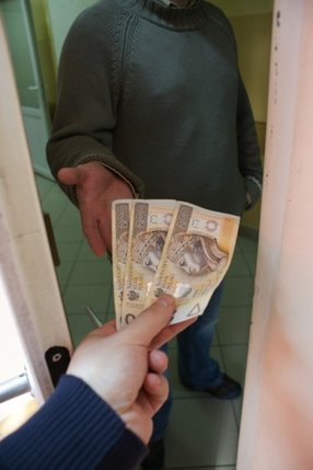 Elbląg, Nie korzystajmy z "okazji" do pokątnej wymiany waluty, zakupu złota lub chwilowych pożyczek na duży procent Elbląg, Nie korzystajmy z "okazji" do pokątnej wymiany waluty, zakupu złota lub chwilowych pożyczek na duży procent