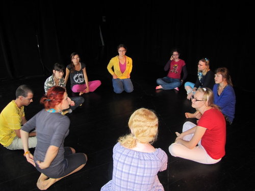 Elbląg, Uczestnicy biorą udział w warsztatach teatralnych.