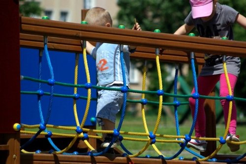 Elbląg, Codziennie z urządzeń na placach zabaw korzystają maluchy. Wandale robią wszystko, by tę zabawę zepsuć... Elbląg, Codziennie z urządzeń na placach zabaw korzystają maluchy. Wandale robią wszystko, by tę zabawę zepsuć...