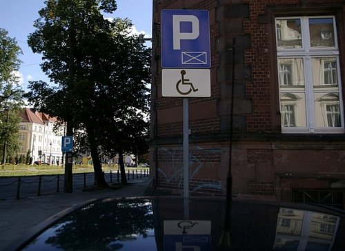 Elbląg, Kierowca, który pozostawi auto w miejscu wyznaczonym dla osoby niepełnosprawnej możne zostać ukarany mandatem