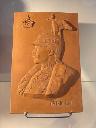 Elbląg, Plakieta terakotowa z wizerunkiem cesarza Wilhelma wyprodukowana w wytwórni ceramiki w Kadynach