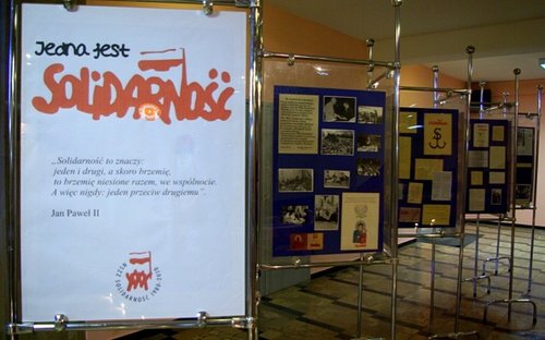 Elbląg, W holu kina Światowid otwarta jest wystawa poświęcona 30-letniej historii elbląskiej Solidarności