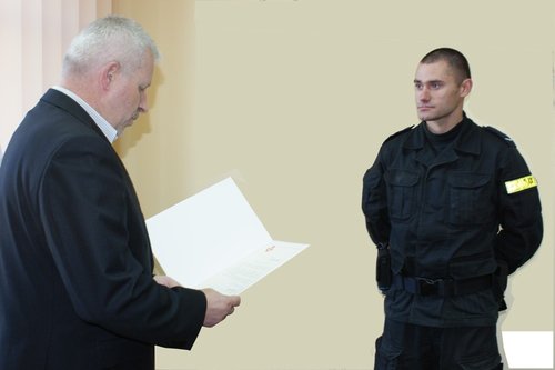 Elbląg, Krzysztof Święcicki, naczelnik Wydziału Zarządzania Kryzysowego i Ochrony Ludności wręczył nagrodę pieniężną oraz list gratulacyjny sierżantowi Dominikowi Bieńkowi Elbląg, Krzysztof Święcicki, naczelnik Wydziału Zarządzania Kryzysowego i Ochrony Ludności wręczył nagrodę pieniężną oraz list gratulacyjny sierżantowi Dominikowi Bieńkowi