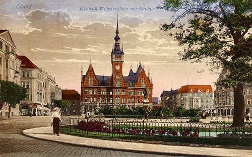 Elbląg, Plac Fryderyka Wilhelma, obecnie pl. Słowiański. W tle ratusz. Elbląg, Plac Fryderyka Wilhelma, obecnie pl. Słowiański. W tle ratusz.