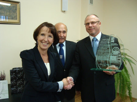 Elbląg, Magdalena Dubiella-Polakowska, rektor EUH-E, wręcza marszałkowi Jackowi Protasowi okolicznościową statuetkę