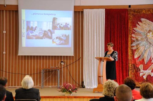 Elbląg, O inwestycjach przeprowadzonych w elbląskim "gastronomiku" opowiadała gościom Maria Dobosz, dyrektor szkoły Elbląg, O inwestycjach przeprowadzonych w elbląskim "gastronomiku" opowiadała gościom Maria Dobosz, dyrektor szkoły