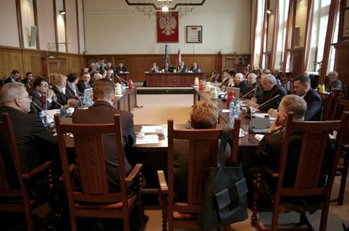 Elbląg, 80 procent elblążan nie ufa partiom politycznym Elbląg, 80 procent elblążan nie ufa partiom politycznym