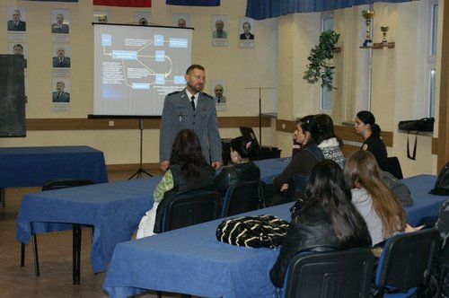 Elbląg, Otwarte Jednostki Policji - to program, który umożliwa młodzieży zwiedzanie komendy, a także rozmowę z policjantami związaną np. z odpowiedzialnością prawną osób nieletnich Elbląg, Otwarte Jednostki Policji - to program, który umożliwa młodzieży zwiedzanie komendy, a także rozmowę z policjantami związaną np. z odpowiedzialnością prawną osób nieletnich