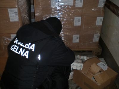Elbląg, Celnicy znaleźli w ciężarówce 126 tys. paczek papierosów bez polskich znaków akcyzy Elbląg, Celnicy znaleźli w ciężarówce 126 tys. paczek papierosów bez polskich znaków akcyzy