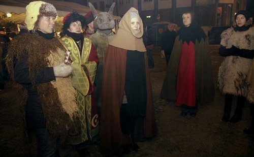 Elbląg, Nieformalna grupa "Młodzi w Centrum" zaprasza do wspólnego kolędowania podczas tegorocznych Świątecznych Spotkań Elblążan, by razem stworzyć wyjątkowy klimat uroczystości. A tak było w zeszłym roku.