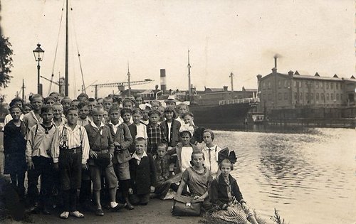 Elbląg, Wycieczka szkolna (1925 r.). W tle zakłady Schichau'a