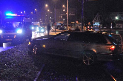 Elbląg, BMW "wylądowało" na torowisku tramwajowym